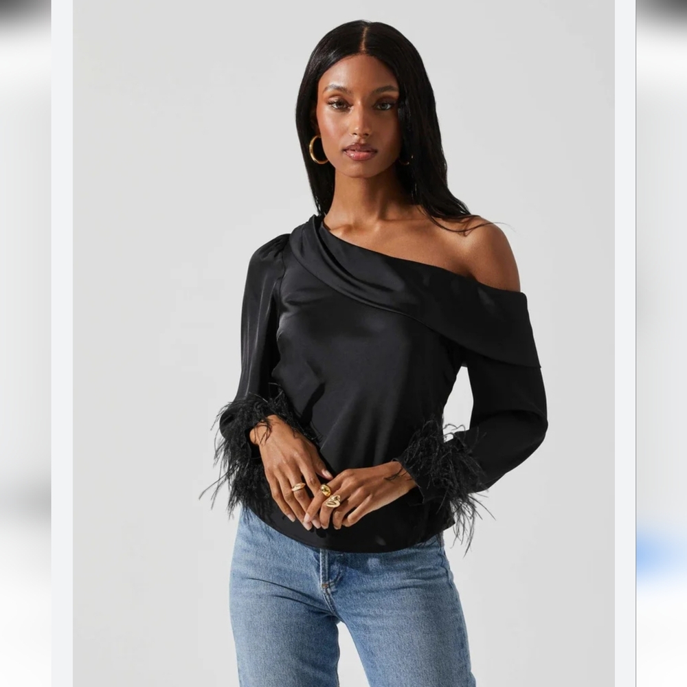ASTR the Label ✨️ Elegant Off- Shoulder Blouse with Feather Datail Size XS